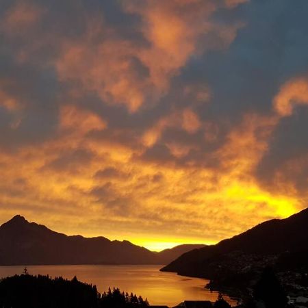 Stunning Home With Amazing Wakatipu Lake Views Queenstown Eksteriør bilde