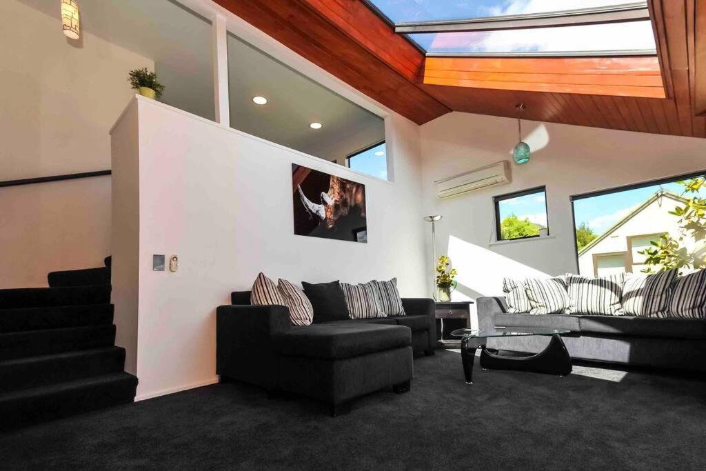 Stunning Home With Amazing Wakatipu Lake Views Queenstown Eksteriør bilde