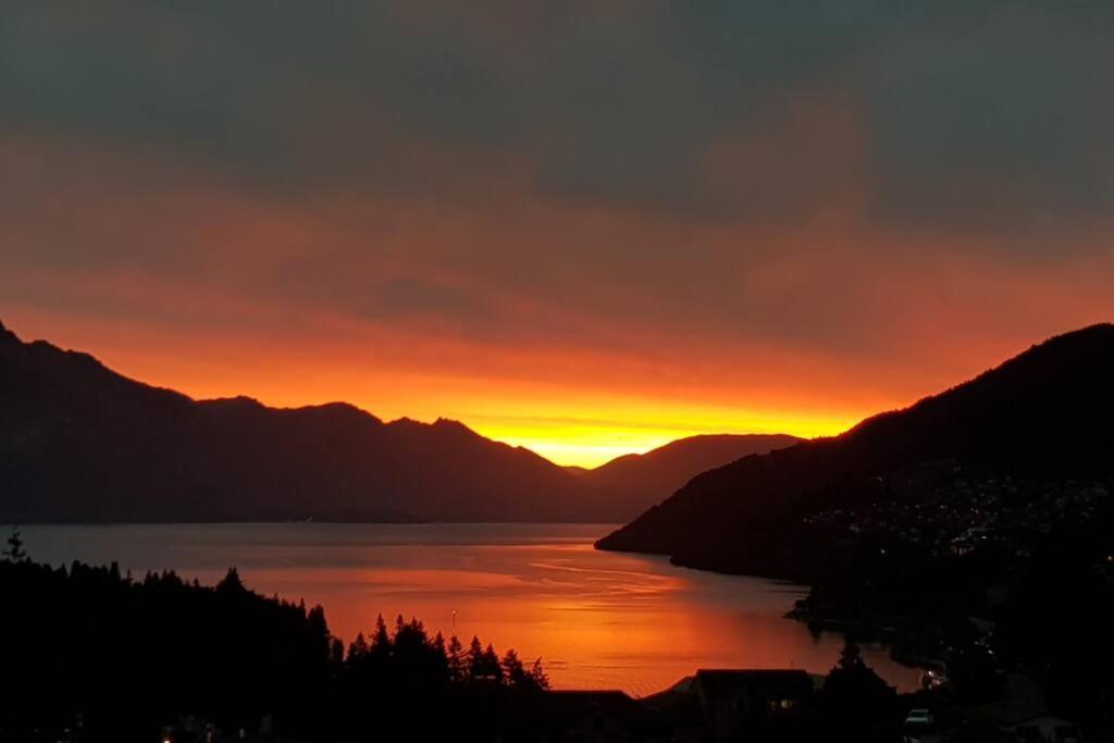 Stunning Home With Amazing Wakatipu Lake Views Queenstown Eksteriør bilde