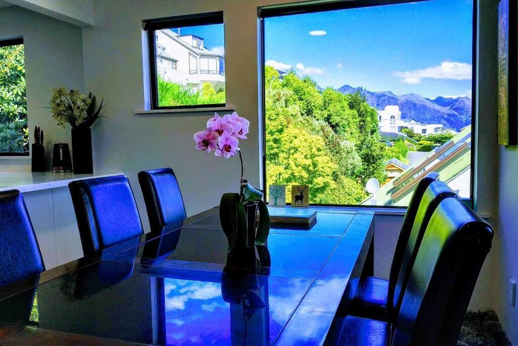 Stunning Home With Amazing Wakatipu Lake Views Queenstown Eksteriør bilde