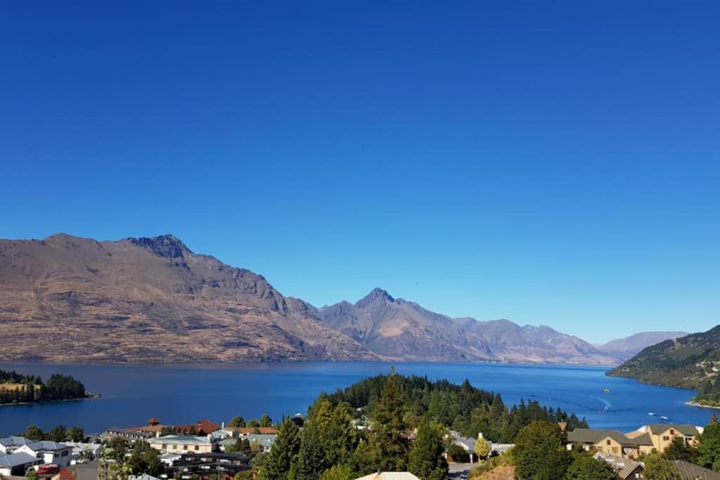 Stunning Home With Amazing Wakatipu Lake Views Queenstown Eksteriør bilde