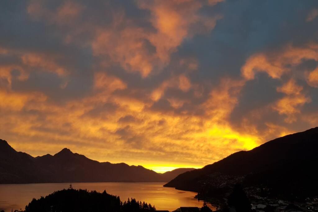 Stunning Home With Amazing Wakatipu Lake Views Queenstown Eksteriør bilde