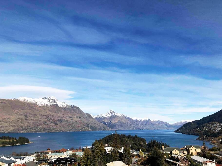 Stunning Home With Amazing Wakatipu Lake Views Queenstown Eksteriør bilde