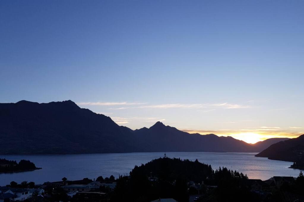 Stunning Home With Amazing Wakatipu Lake Views Queenstown Eksteriør bilde